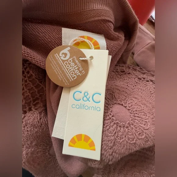 NWT. C&C California. Daisy Appliqué Sweatshirt. Dusty Rose. Size Medium. - Picture 6 of 8